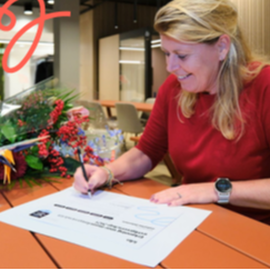 Simone Mutsaers (Adviseur Vitaliteit Catharina Ziekenhuis) tekent het certificaat erkenning mantelzorgvriendelijk werkgeverschap 2025