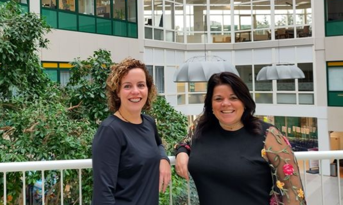 Portretfoto Esther Buil en Astrid Janssen: mantelzorgambassadeurs bij Rijnstate