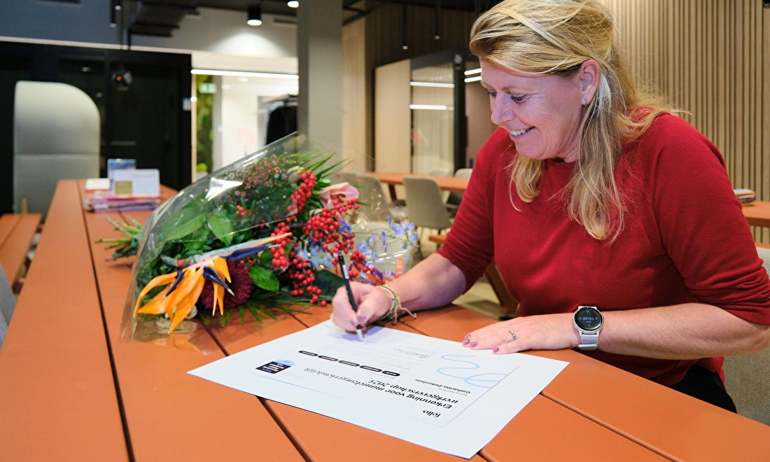 Simone Mutsears van het Catharina Ziekenhuis ondertekent het Keurmerk