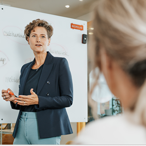 Presenterende vrouw