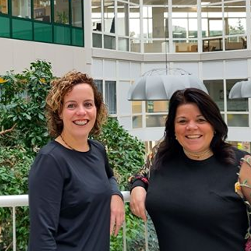 Portretfoto Esther Buil en Astrid Janssen: mantelzorgambassadeurs bij Rijnstate