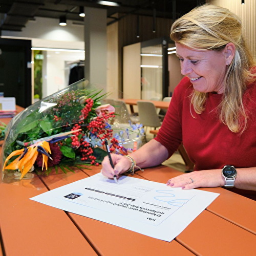 Simone Mutsears van het Catharina Ziekenhuis ondertekent het Keurmerk
