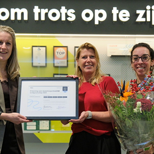 Simone Mutsears van het Catharina Ziekenhuis ondertekent het Keurmerk