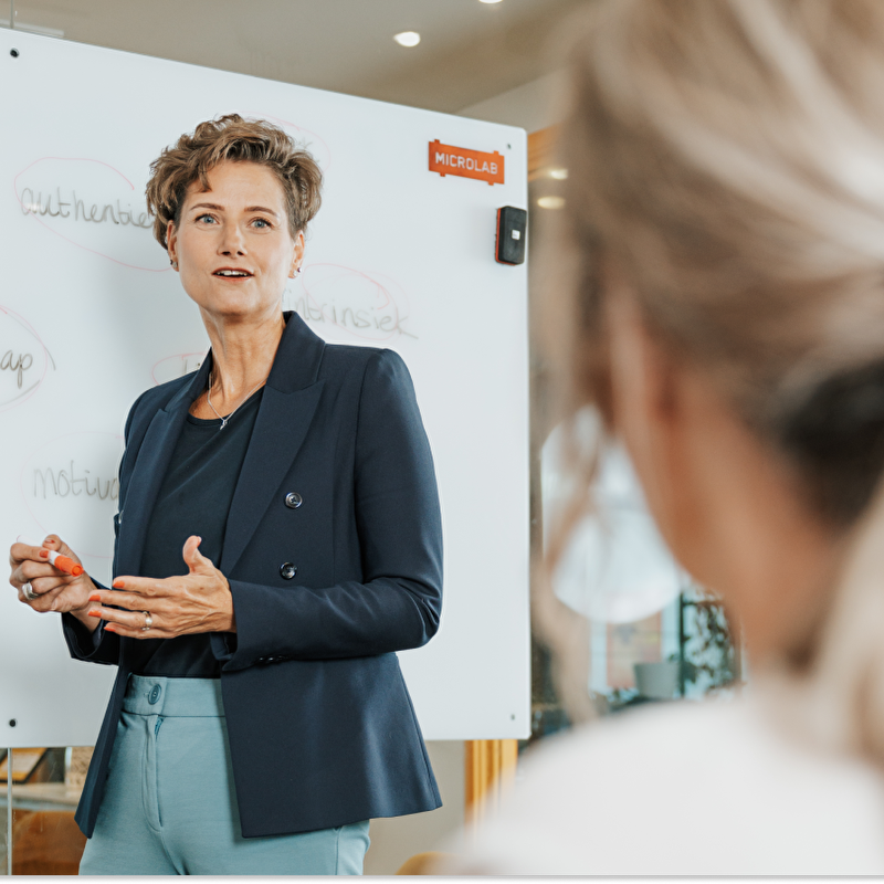 Presenterende vrouw